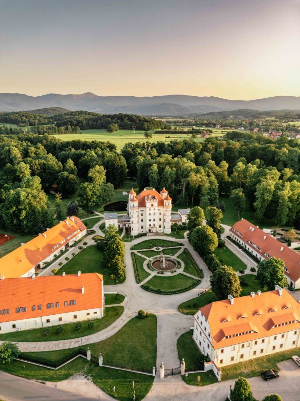 Lato w Karkonoszach: Odkryj Magię Gór z Pałacem Wojanów